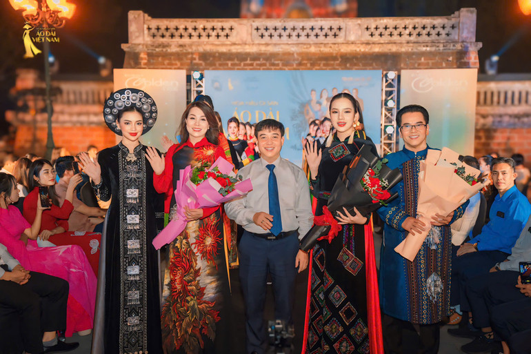 Phó Chủ tịch UBND thị xã Sơn Tây Lê Đại Thăng cùng các nghệ sĩ và thí sinh tham gia chương trình.