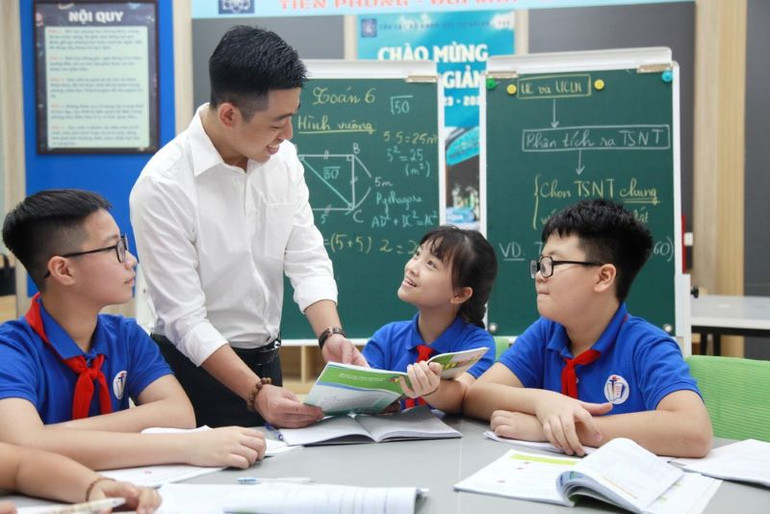 Thầy Phạm Hoàng Tuấn Minh, Trường Trung học cơ sở Trưng Vương (quận Hoàn Kiếm) là giáo viên trẻ, tâm huyết, nhiều sáng tạo trong giảng dạy.