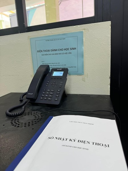 Trường trung học cơ sở Thái Thịnh bố trí khu vực đặt điện thoại bàn để học sinh có thể liên lạc với gia đình khi có việc cần.