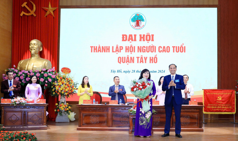 Bà Trần Thị Thu Hường, Trưởng ban Tuyên giáo Quận ủy, Trưởng ban Đại diện Hội Người cao tuổi quận được bầu giữ chức Chủ tịch Hội Người cao tuổi quận Tây Hồ.