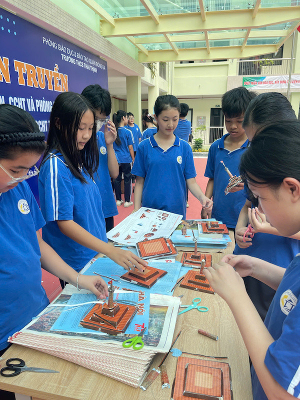 Học sinh Trường trung học cơ sở Thái Thịnh trong giờ sinh hoạt tập thể.