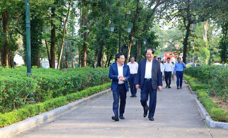 Đồng chí Nguyễn Doãn Toản, Ủy viên Ban Thường vụ Thành ủy, Trưởng Ban Tuyên giáo, Phó Trưởng ban Chỉ đạo Chương trình số 06 kiểm tra việc thực hiện Chương trình số 06-CTr/TU của thị xã Sơn Tây. Đồng chí Nguyễn Doãn Toản, Ủy viên Ban Thường vụ Thành ủy, Trưởng Ban Tuyên giáo, Phó Trưởng ban Chỉ đạo Chương trình số 06 kiểm tra việc thực hiện Chương trình số 06-CTr/TU của thị xã Sơn Tây.