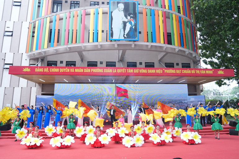 Một tiết mục văn nghệ của người dân phường Xuân La trong lễ đón nhận danh hiệu "Phường đạt chuẩn Đô thị văn minh".