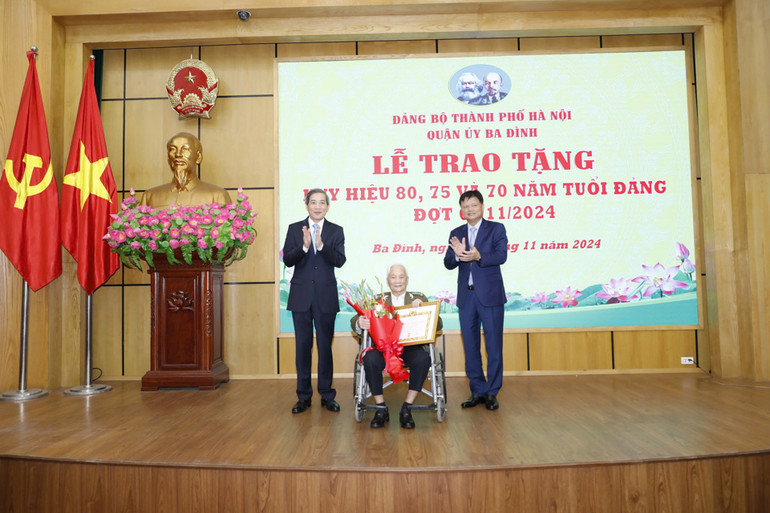 Trưởng ban Tổ chức Thành ủy Vũ Đức Bảo và Bí thư Quận ủy Ba Đình Hoàng Minh Dũng Tiến trao Huy hiệu 80 năm tuổi Đảng tặng đảng viên lão thành.