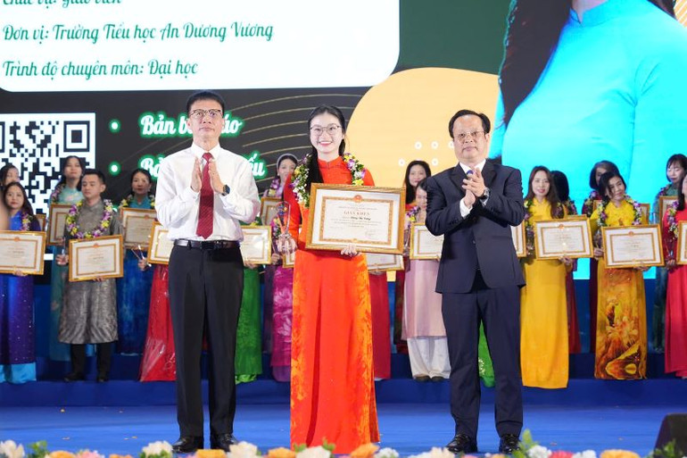 Lãnh đạo Sở Giáo dục và Đào tạo Hà Nội trao giải thưởng Nhà giáo Hà Nội tâm huyết, sáng tạo cho các thầy, cô giáo.