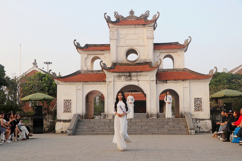 Các thí sinh duyên dáng trong trang phục áo dài trắng.