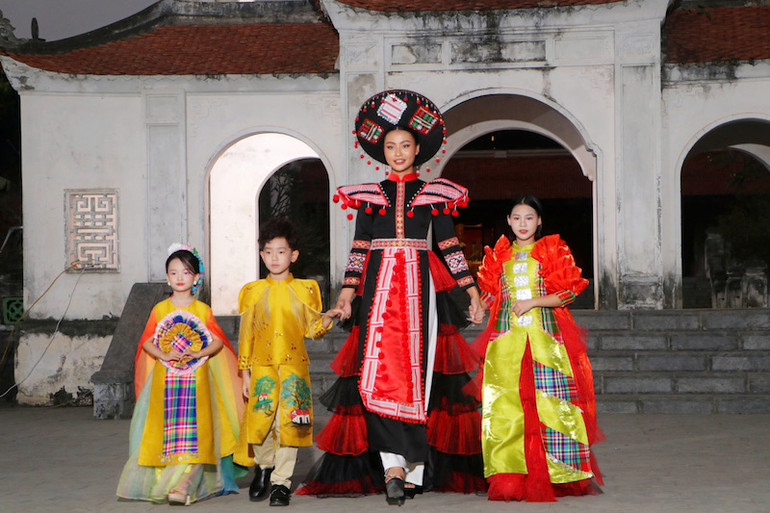 Thí sinh trình diễn bộ sưu tập áo dài thổ cẩm của Nhà thiết kế Linh Phương.