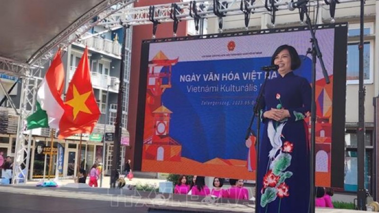 Đại sứ Nguyễn Thị Bích Thảo phát biểu khai mạc Ngày Văn hoá Việt Nam tại Hungary. (Ảnh: TTXVN)