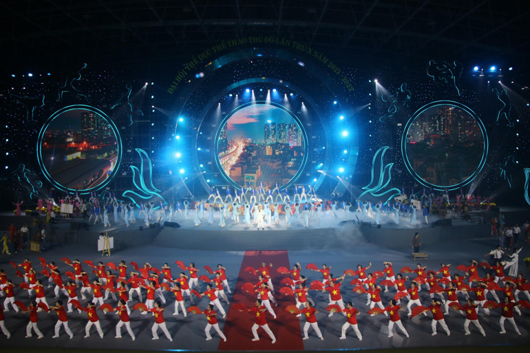 Lễ khai mạc cũng tiếp nối bằng chương trình nghệ thuật “Hội tụ và tỏa sáng” với những màn trình diễn đặc sắc.