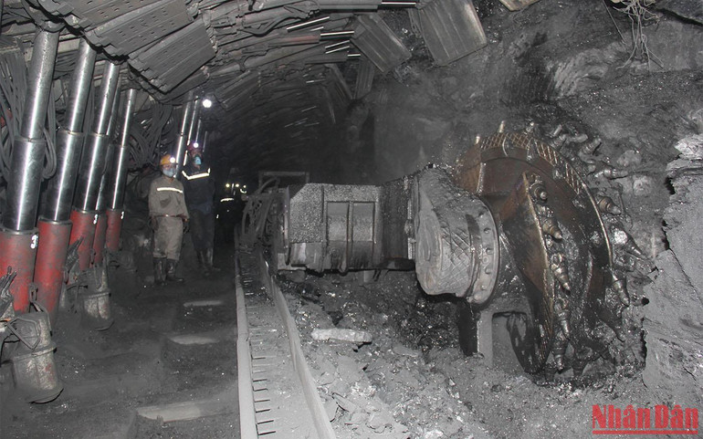 Sản xuất tại lò chợ cơ giới hoá đồng bộ công suất 300 nghìn tấn/năm của Công ty Than Hạ Long.