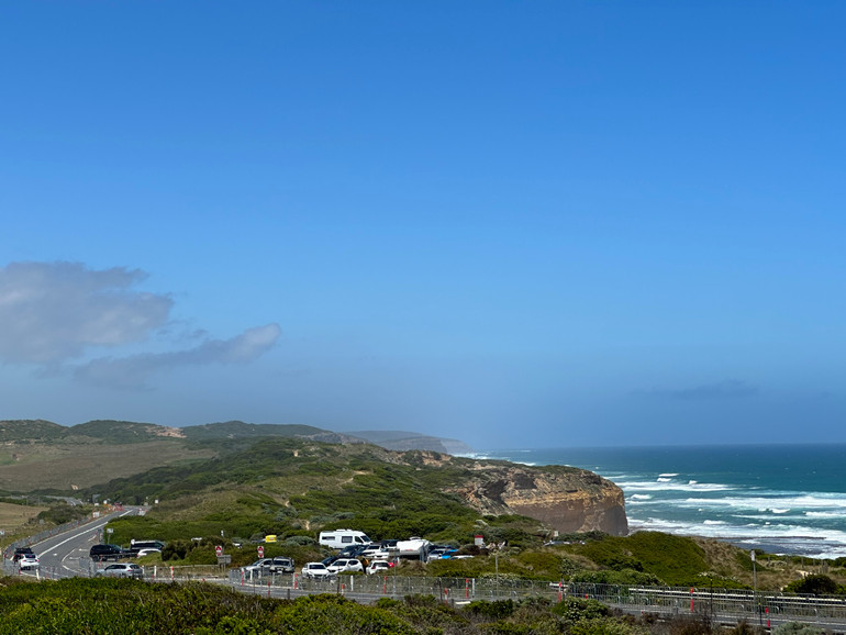 Địa điểm nổi tiếng nhất trên cung đường "Great Ocean Road" là bãi đá “12 vị tông đồ”, một quần thể đá vôi nằm trên mặt nước, thuộc khu vực công viên quốc gia Port Campbell và là một trong những địa điểm thu hút khách du lịch nhất Australia. Địa điểm nổi tiếng nhất trên cung đường "Great Ocean Road" là bãi đá “12 vị tông đồ”, một quần thể đá vôi nằm trên mặt nước, thuộc khu vực công viên quốc gia Port Campbell và là một trong những địa điểm thu hút khách du lịch nhất Australia.