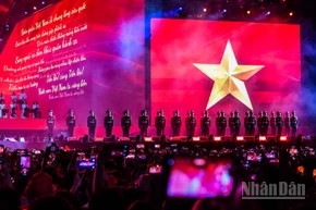 Khoảnh khắc đầy tự hào khi Quốc kỳ được khán giả chuyền tay nhau quanh sân vận động trong chương trình "Tổ quốc trong tim". (Ảnh: THÀNH ĐẠT)