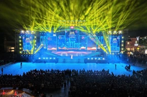 Chương trình nghệ thuật countdown “Nghệ An chào 2026-Hào khí sông Lam” được thiết kế theo tinh thần trẻ trung, hiện đại, kết hợp âm nhạc, ánh sáng và trình chiếu hình ảnh về quá trình phát triển của địa phương. (Ảnh: Vinwonders Cửa Hội)