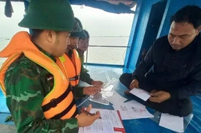 Tổ công tác Đồn Biên phòng Quỳnh Phương kiểm tra giấy tờ tàu đánh bắt hải sản trên vùng biển Nghệ An.