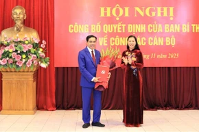 Đồng chí Bùi Thị Quỳnh Vân, Phó Trưởng ban Tổ chức Trung ương trao Quyết định của Ban Bí thư Trung ương Đảng, tặng hoa chúc mừng đồng chí Võ Trọng Hải.