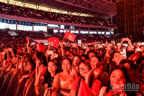 Khán giả trẻ tại chương trình "Tổ quốc trong tim". (Ảnh: THÀNH ĐẠT)