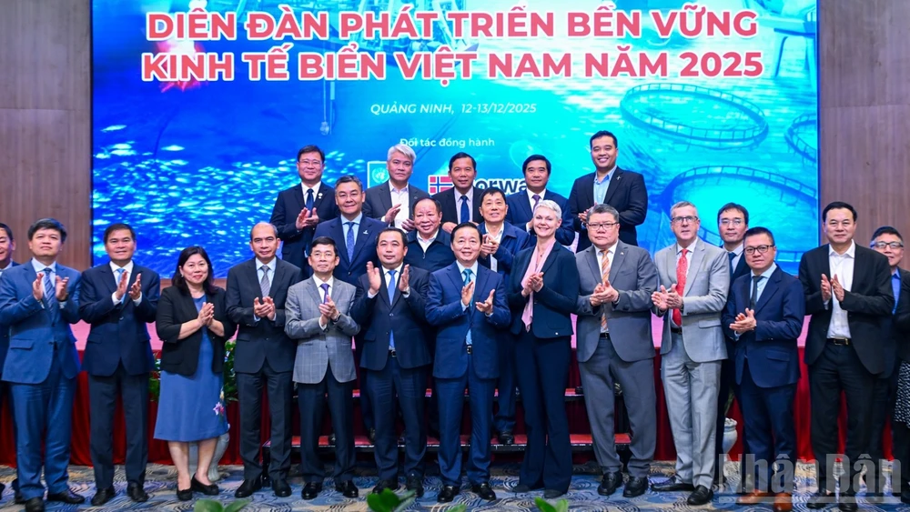 Các đại biểu tham dự diễn đàn chụp ảnh lưu niệm.