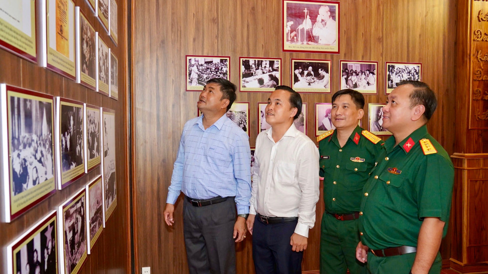 Đại biểu tham quan tư liệu quý tại Không gian văn hóa Hồ Chí Minh ở Di tích Địa đạo Củ Chi. img-1586.jpg