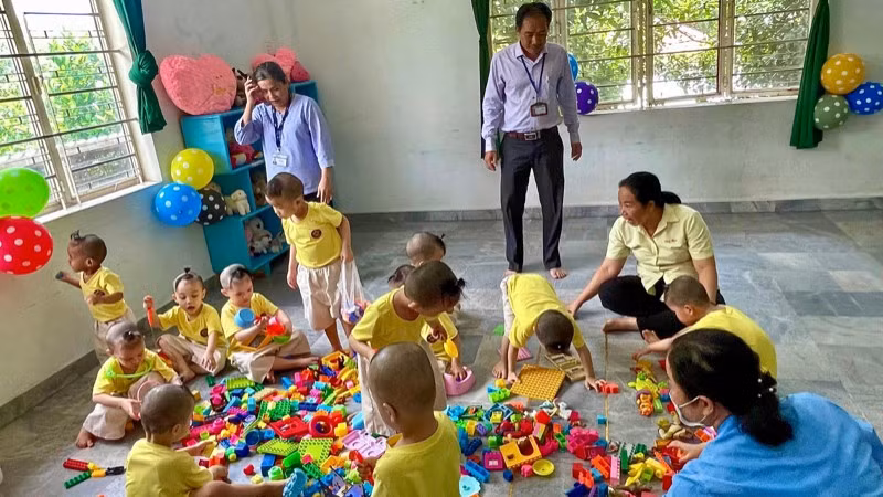 Kiểm tra hoạt động tại Trung tâm bảo trợ trẻ tàn tật mồ côi Thị Nghè, Thành phố Hồ Chí Minh.