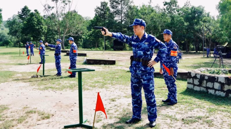 Quân nhân thực hiện bài kiểm tra bắn súng K54.