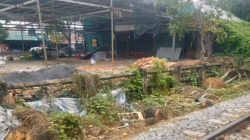 Hiện trạng công trình vi phạm hành lang an toàn đường sắt tại phường Linh Đông.