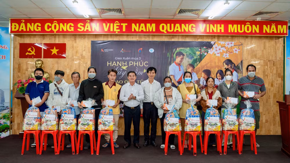 lanh-dao-kim-oanh-group-cung-than-nhan-benh-nhan-tai-chuong-trinh.jpg