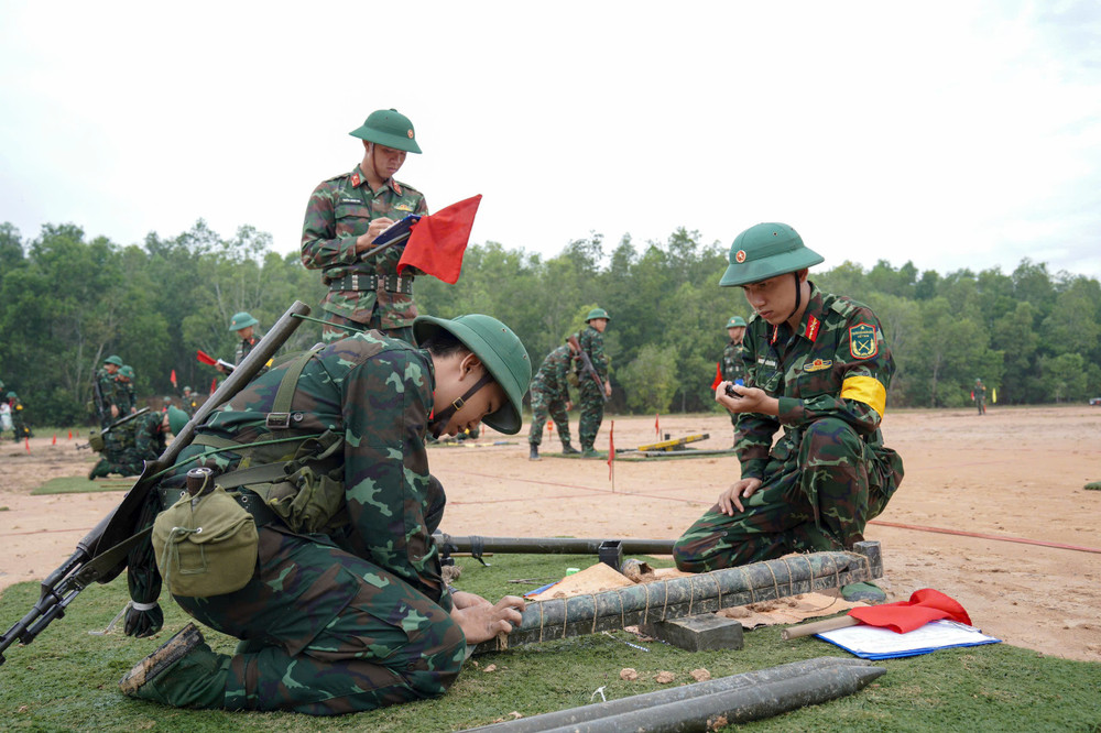 Chiến sĩ tập trung từng thao tác huấn luyện. 43b2ab7ff8014c5f1510.jpg