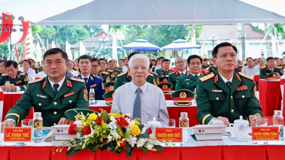Nguyên Chủ tịch nước Nguyễn Minh Triết dự lễ khánh thành Sở Chỉ huy Quân khu 7. img-1764.jpg