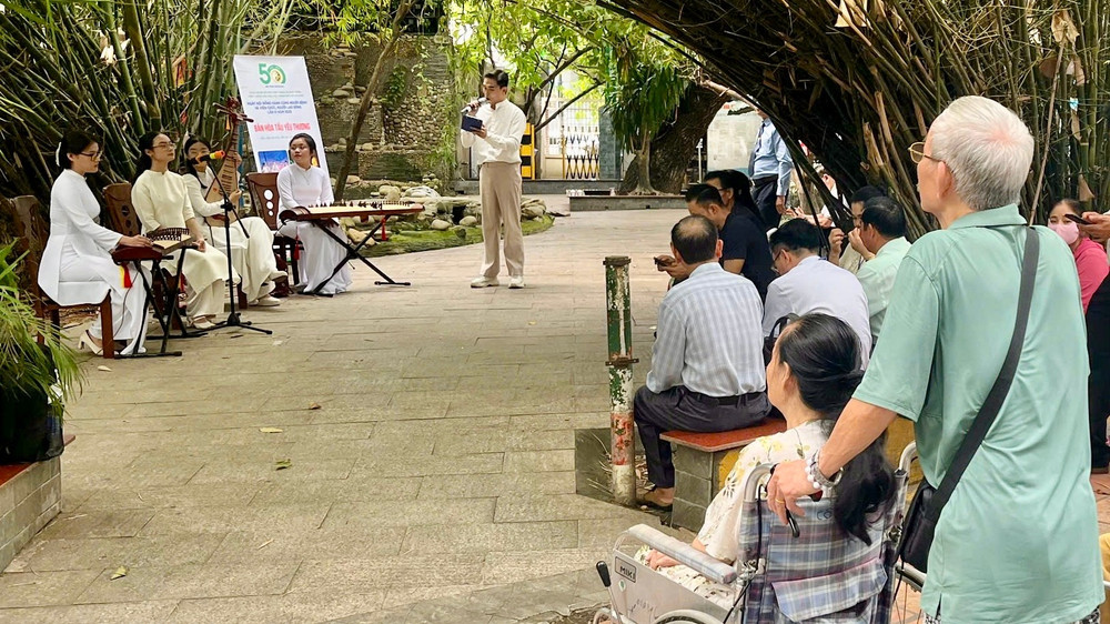 Người bệnh chăm chú thưởng thức âm nhạc truyền thống. img-1679.jpg