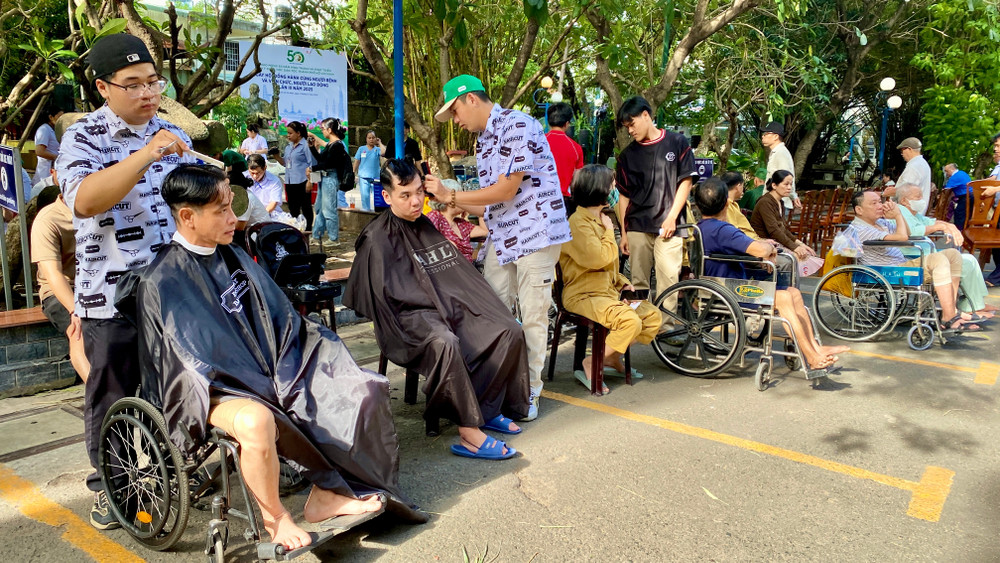 Cắt tóc miễn phí cho người bệnh. img-1656.jpg