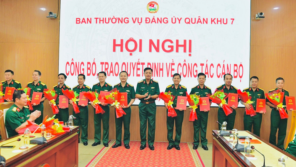 Trung tướng Nguyễn Trường Thắng, Ủy viên Trung ương Đảng, Ủy viên Quân ủy Trung ương, Tư lệnh Quân khu 7 trao các quyết định về công tác cán bộ. img-0824.jpg