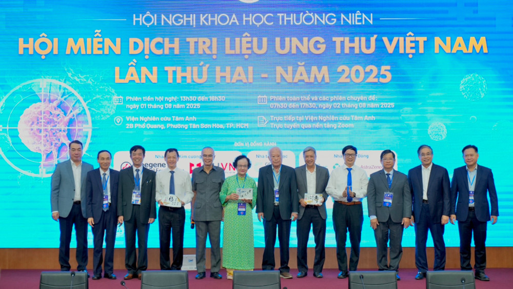 Đại biểu chụp ảnh lưu niệm. img-1709.jpg
