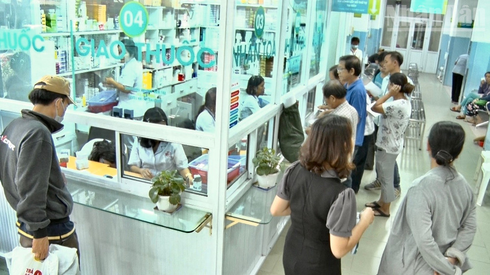 Người dân chờ đợi nhận thuốc điều trị tại một cơ sở y tế. ndo_tr_anh-chup-man-hinh-2025-07-11-luc-144153.jpg