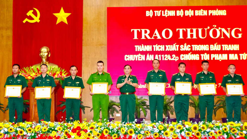Cục Phòng chống ma túy và tội phạm trao thưởng cho các đơn vị trong chuyên án A1124.2p. a5.jpg