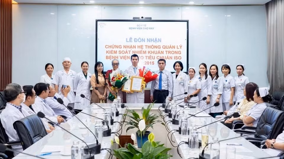 Lễ trao chứng nhận ISO 9001:2015 cho Khoa Kiểm soát nhiễm khuẩn, Bệnh viện Chợ Rẫy. 