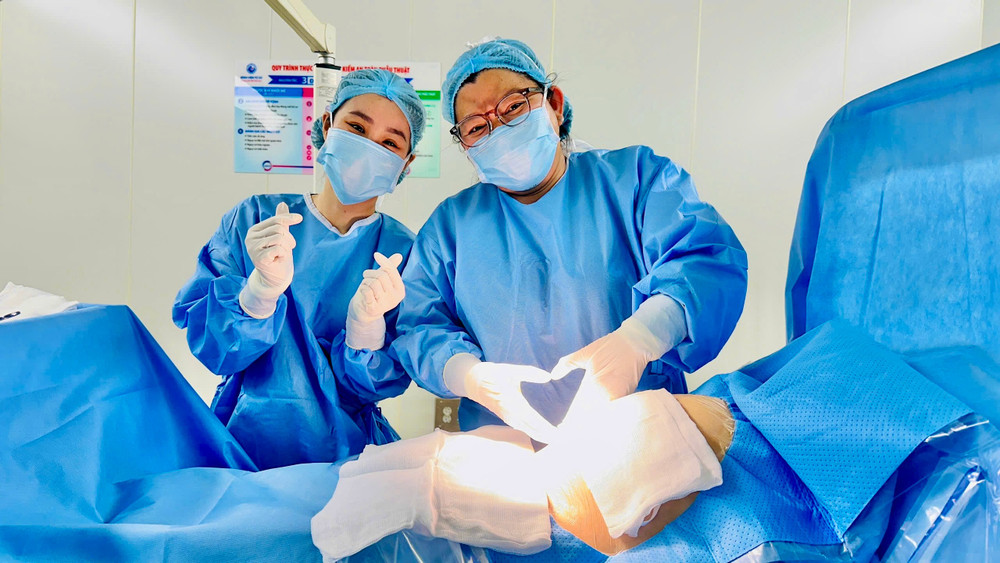 Đội ngũ y bác sĩ Bệnh viện Từ Dũ hạnh phúc chào đón ca can thiệp tim bào thai thứ 8. img-1450.jpg