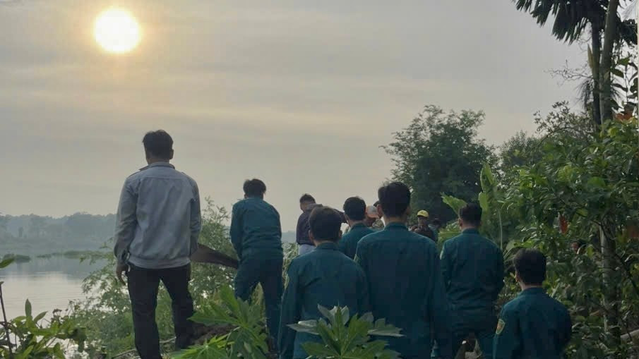 Lực lượng dân quân tự vệ có mặt từ rạng sáng hỗ trợ di dời người dân ra khỏi vùng sạt lở.