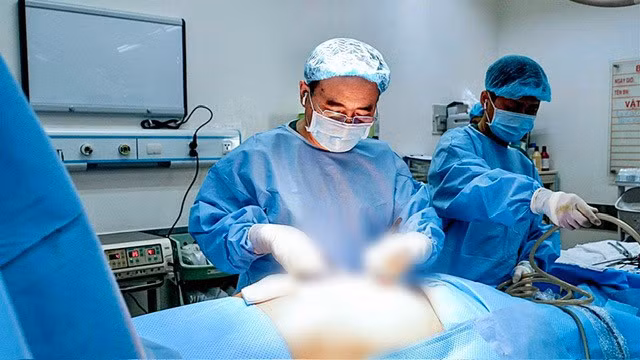 Ê-kíp phẫu thuật xử trí ca bệnh. (Ảnh: Bệnh viện cung cấp)