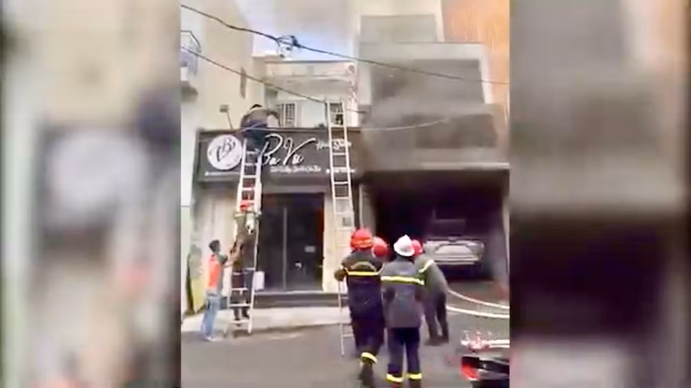 Ứng cứu đưa 6 người mắc kẹt trong vụ cháy ra ngoài an toàn.