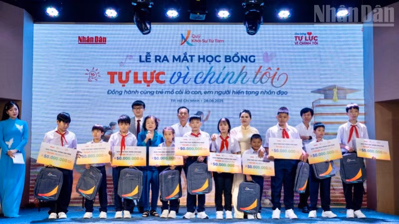 Trao học bổng cho 10 em thuộc sáu gia đình có người thân hiến tạng nhân đạo.