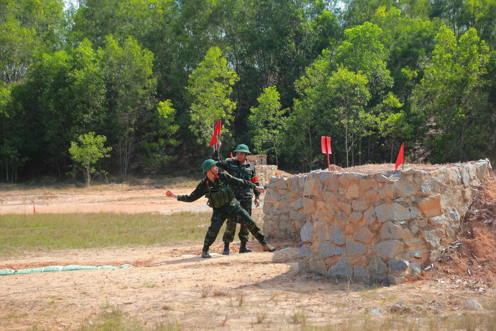 Chiến sĩ thực hiện nội dung kiểm tra ném lựu đạn xa, trúng đích. a322f1eea29016ce4f81.jpg