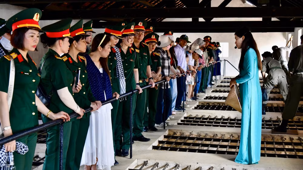 Tham quan di tích lịch sử tại đặc khu Côn Đảo. (Ảnh: HỮU TÂN) 