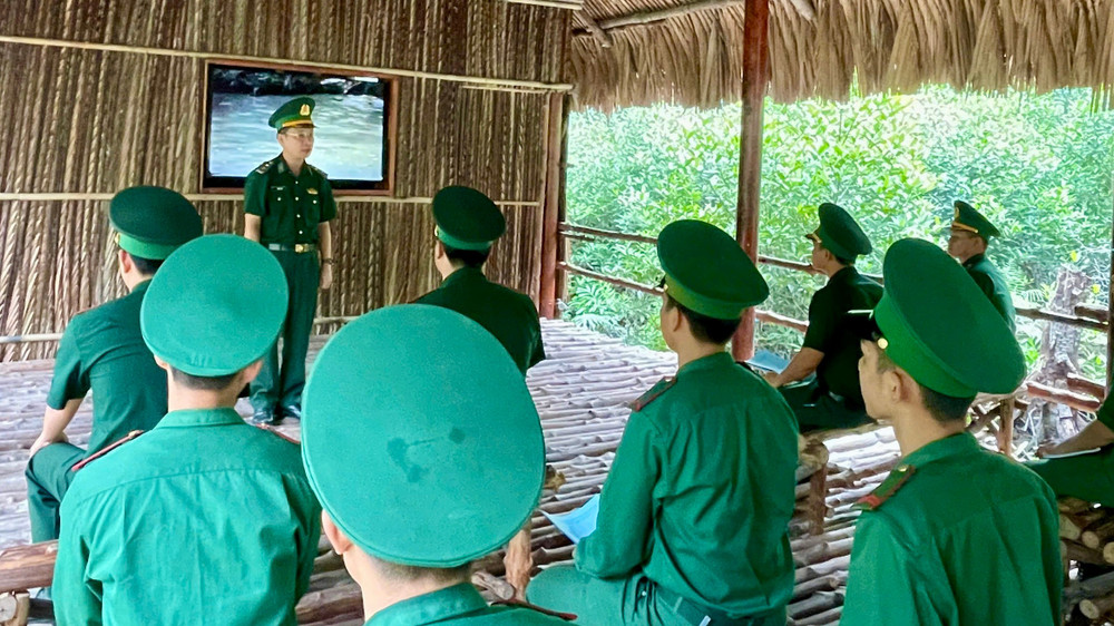 Cán bộ, chiến sĩ Bộ đội Biên phòng ôn lại truyền thống cách mạng. img-1552.jpg