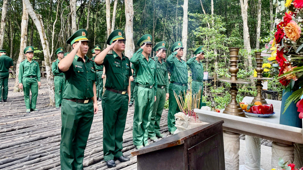 Chiến sĩ Biên phòng dâng hương tại tượng đài chiến sĩ Đặc công Rừng Sác. img-1550.jpg