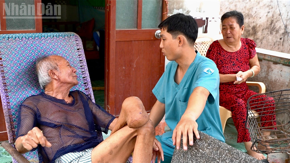 Bác sĩ trẻ tăng cường về Trạm y tế xã Thạnh An trong lần đến thăm khám tại gia đình chính sách năm 2023. ndo_tl_anh-chup-man-hinh-2025-07-11-luc-001238.jpg