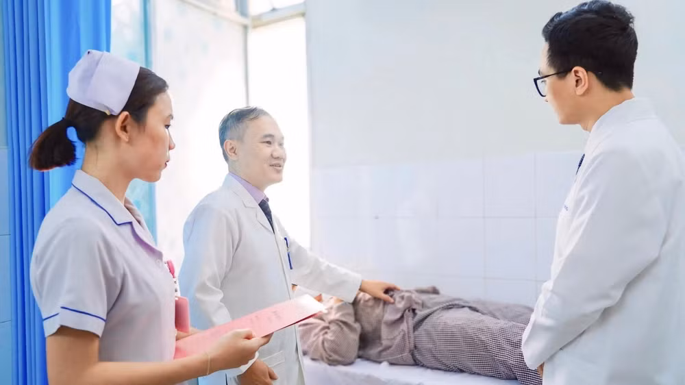 Bác sĩ thăm khám cho bệnh nhi sau phẫu thuật. 