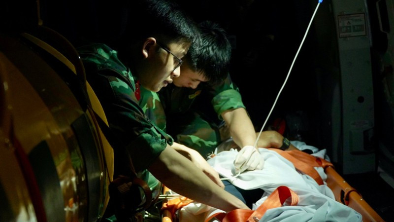 Tổ y tế theo sát diễn biến sức khỏe bệnh nhân trên chuyến bay về đất liền. img-1033-6105.jpg