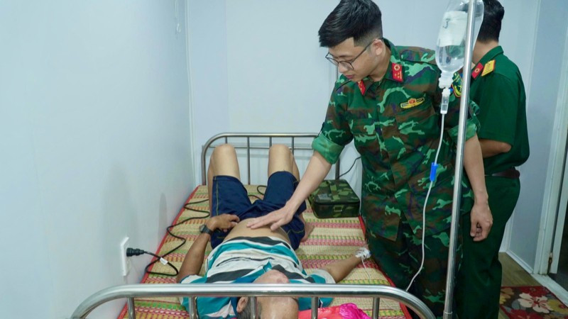 Ngư dân T. được sơ cứu tại Bệnh xá đảo Tiên Nữ (quần đảo Trường Sa). img-1035-4962.jpg