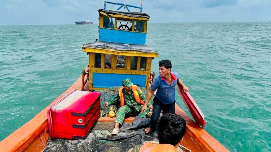 Bộ đội Biên phòng và ngư dân tham gia cứu nạn ghe cá bị chìm. img-1602.jpg