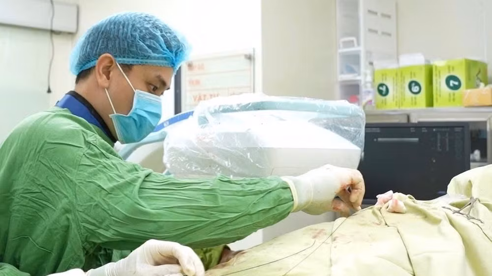 Ê-kíp bác sĩ can thiệp khôi phục dòng máu nuôi thận cho người bệnh. (Ảnh: Bệnh viện cung cấp)